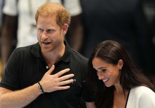 Πρώτη δημόσια εμφάνιση του πρίγκιπα Xάρι και της Μέγκαν Μαρκλ μετά τη διάγνωση του Καρόλου