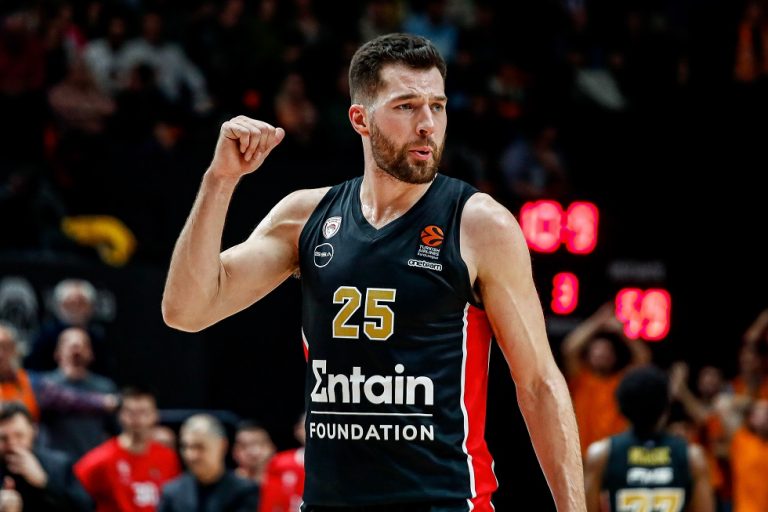 Για ακόμη δύο χρόνια στον Ολυμπιακό ο Πίτερς (vid)