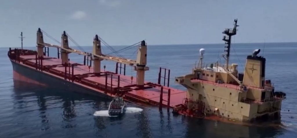 Ερυθρά Θάλασσα: Αγωνιώδεις προσπάθειες διάσωσης του RUBYMAR πριν βουλιάξει (βίντεο)