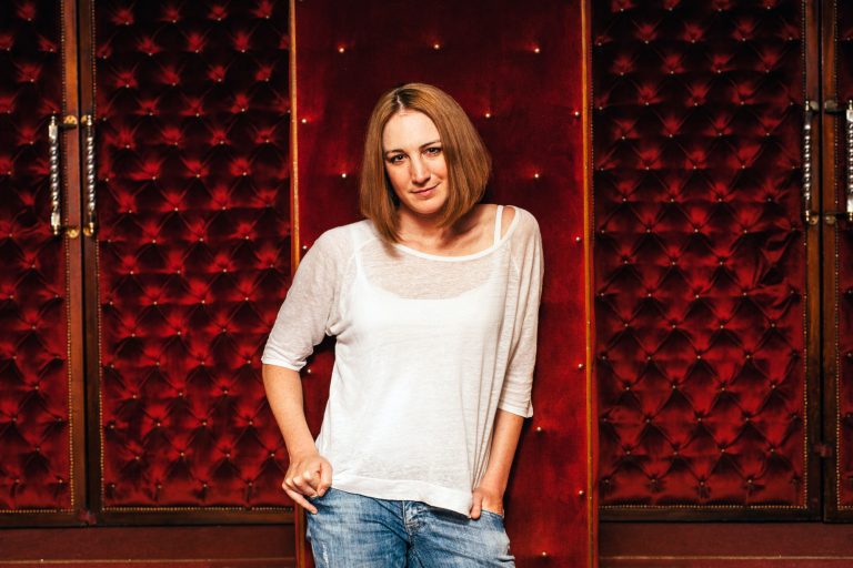 Στεφανία Γουλιώτη: «Τρομερό στερεότυπο το ότι μια γυναίκα είναι άξια κοινωνικά μόνο ως μάνα»