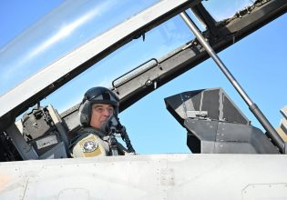 Δένδιας: Πτήση πάνω από το Αιγαίο με F16 Viper πραγματοποίησε ο υπουργός Άμυνας
