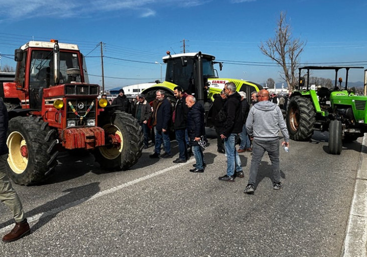 Αγρίνιο: Αγρότες με τρακτέρ έκλεισαν συμβολικά την Εθνική Οδό - «Στην κοροϊδία απαντάμε με αγώνα»