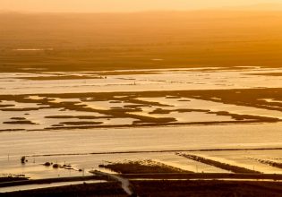 Reuters: Οδοιπορικό στη λίμνη Κάρλα – Οι αγρότες αγωνιούν, οι κίνδυνοι της κλιματικής αλλαγής… ελλοχεύουν