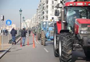 Φέρετρο, μαύρες σημαίες και κορναρίσματα – Οι αγρότες με τα τρακτέρ μπήκαν στη Θεσσαλονίκη