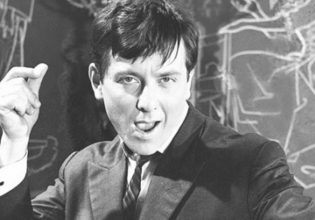 Κώστας Βουτσάς: Τέσσερα χρόνια από τον θάνατό του, το video αφιέρωμα της Φίνος Φίλμ