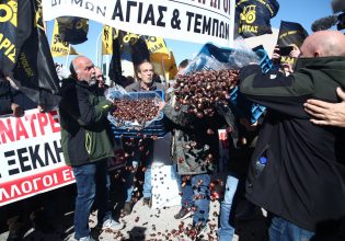 Υπό πολιορκία η Agrotica: Μαζικό το παναγροτικό συλλαλητήριο – Κάστανα και μήλα άδειασαν οι Θεσσαλοί