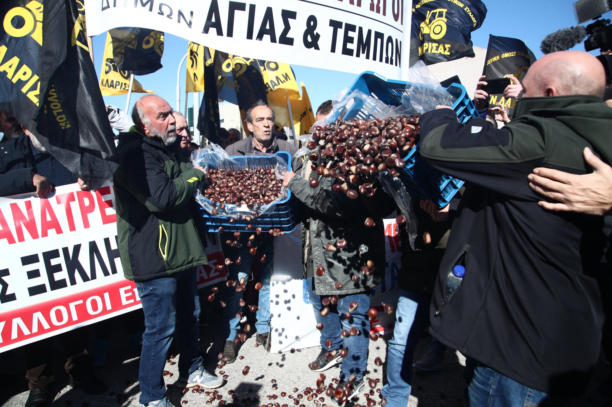 Υπό πολιορκία η Agrotica: Μαζικό το παναγροτικό συλλαλητήριο – Κάστανα και μήλα άδειασαν οι Θεσσαλοί