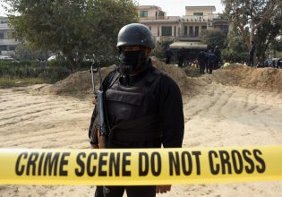 Ένοπλοι άνοιξαν πυρ σε αστυνομικό τμήμα στο Πακιστάν – Νεκροί δέκα αστυνομικοί