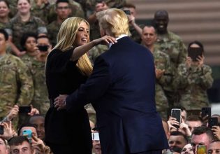 Καθώς η δημοτικότητα του Τραμπ δυναμώνει, η οικογένεια που τον εγκατέλειψε επιστρέφει