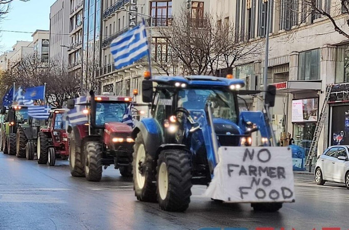 «Ποτάμι» από τρακτέρ στη Θεσσαλονίκη, κλείνουν δρόμους οι αγρότες - Μπλόκο στον κόμβο Μουδανιών