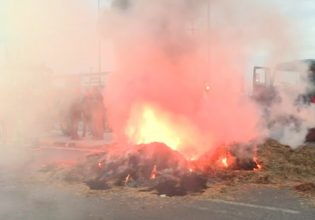 Αγρότες: Νέο μπλόκο στον Πλατύκαμπο – Καίνε λάστιχα και άχυρα στη μέση του δρόμου – Κλειστή η Παλαία Εθνική Οδός