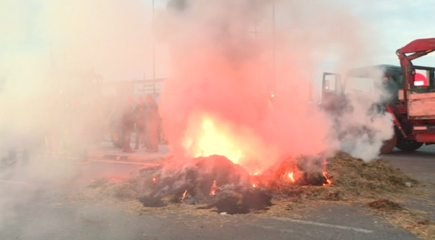 Αγρότες: Νέο μπλόκο στον Πλατύκαμπο – Καίνε λάστιχα και άχυρα στη μέση του δρόμου – Κλειστή η Παλαία Εθνική Οδός
