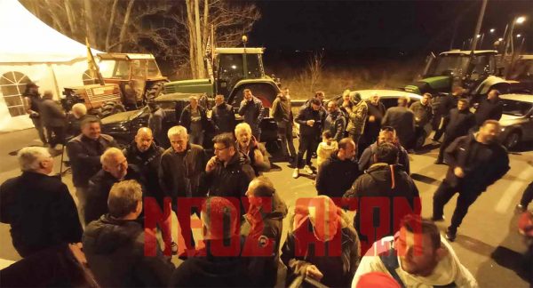 Παραμένουν οι αγρότες της Καρδίτσας και των Φαρσάλων στο μπλόκο του Ε-65 