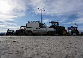 Υποσχέσεις για να καμφθεί η αντίσταση των αγροτών – Στο μπλόκο του Δομουκού ο Αυγενάκης