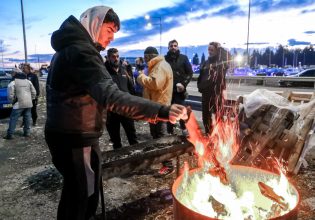 Αγροτικές κινητοποιήσεις: Σε «αναμμένα κάρβουνα» το Μαξίμου – Τι θα γίνει «αν δε βγει λευκός καπνός»