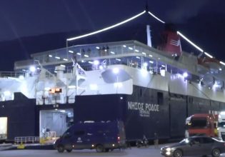 Έφτασαν στο λιμάνι του Πειραιά οι αγρότες από την Κρήτη