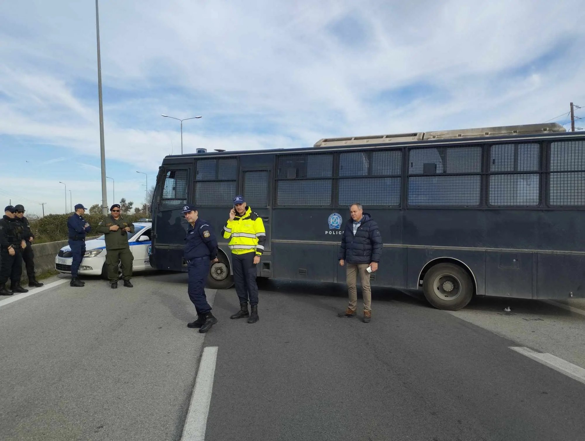 Αστυνομικό μπλόκο για τους αγρότες που κατευθύνονταν με τρακτέρ στη Θεσσαλονίκη