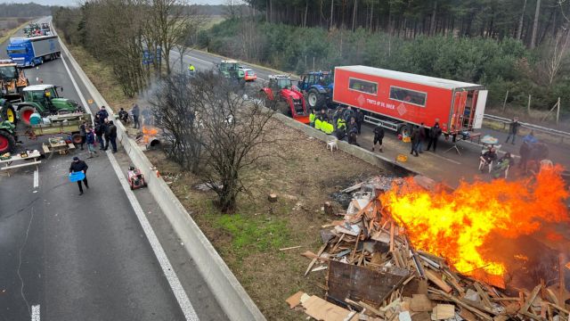 Ολλανδία: Διαδηλώσεις αγροτών με φωτιές και αποκλεισμούς δρόμων