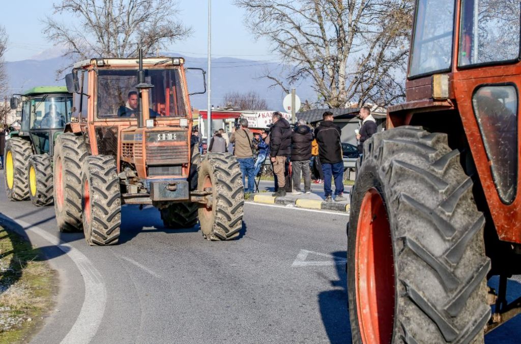 Αγρότες έκλεισαν την Εγνατία, μπλόκα σε Κόνιτσα και Κακαβιά – «Ετοιμαζόμαστε για Αθήνα»