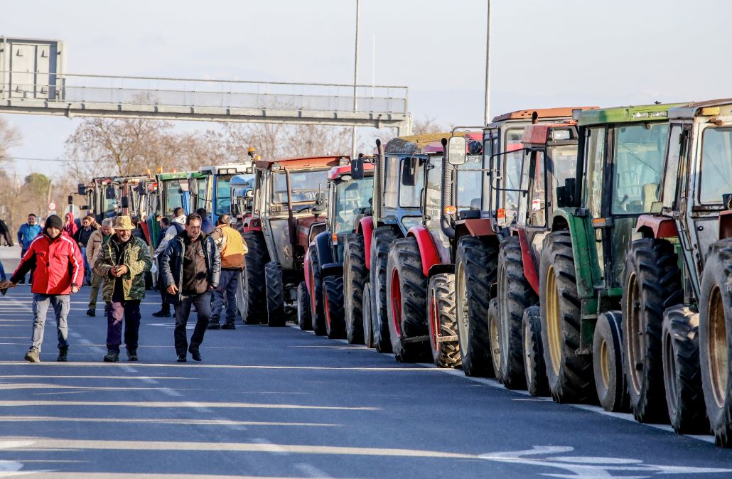 Λάρισα: Οι αγρότες έκλεισαν συμβολικά τον κόμβο της Νίκαιας μετά την πανελλήνια σύσκεψη