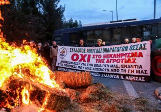 «Φωτιά» στα μπλόκα βάζουν οι αγρότες – Πυροσβεστήρες με εύφλεκτο υλικό… κρατάει η κυβέρνηση