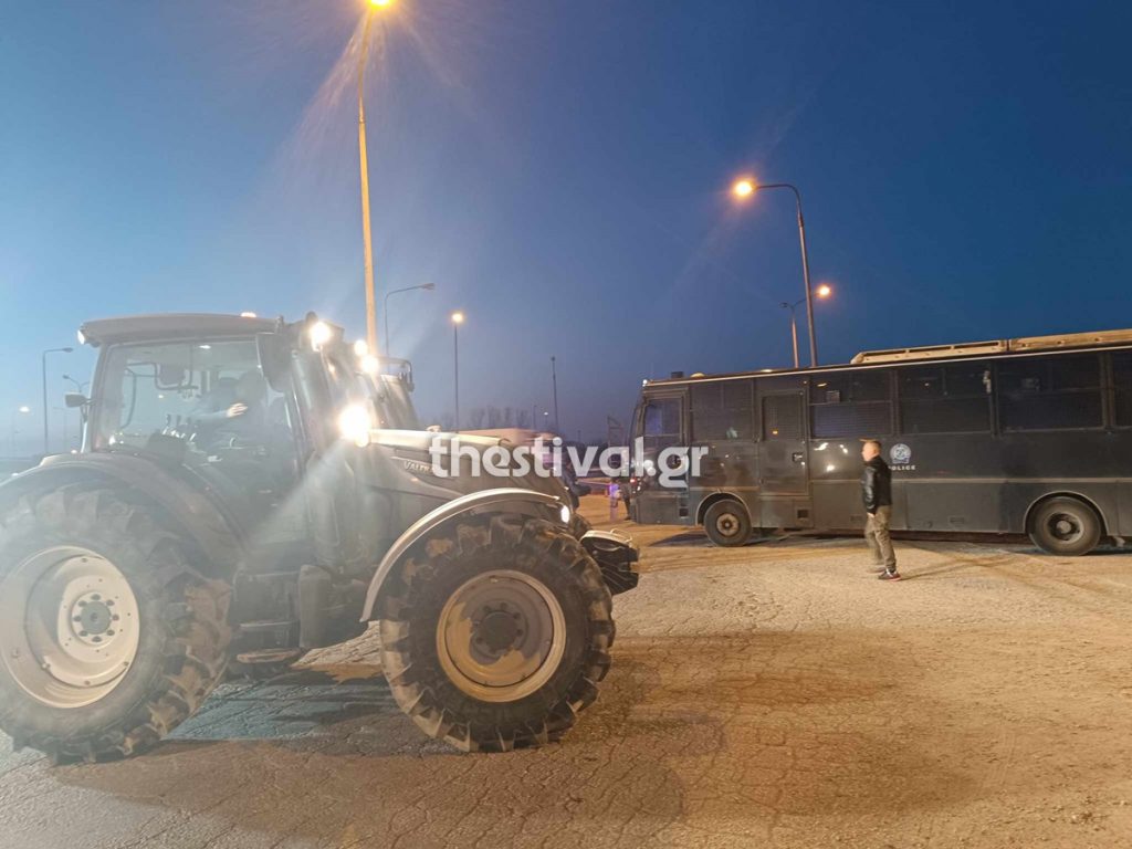 Θεσσαλονίκη: Φραγμό των ΜΑΤ συνάντησε μπλόκο αγροτών – Έκλεισαν ρεύμα της Εθνικής Οδού
