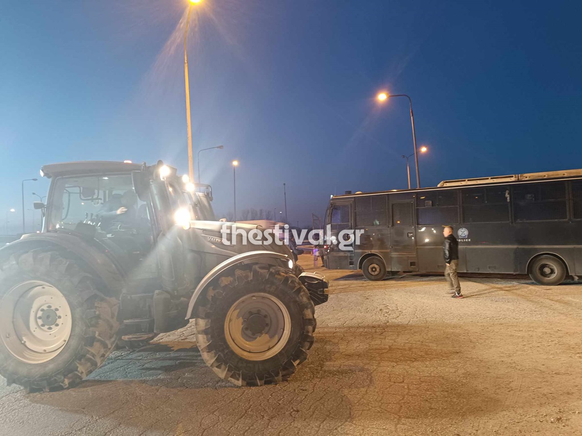 Θεσσαλονίκη: Φραγμό των ΜΑΤ συνάντησε μπλόκο αγροτών - Έκλεισαν ρεύμα της Εθνικής Οδού