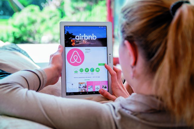 Airbnb: Ποιοι κινδυνεύουν με πρόστιμα – Τι πρέπει να κάνουν