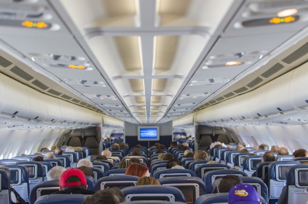 Tiktoker μας δείχνει τον τρόπο για καλό ύπνο στο αεροπλάνο, οι ειδικοί όμως δεν συμφωνούν