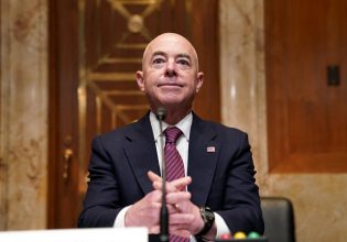 ΗΠΑ: Οι Ρεπουμπλικάνοι της Βουλής παραπέμπουν σε δίκη στη Γερουσία τον υπουργό Εσωτερικής Ασφάλειας