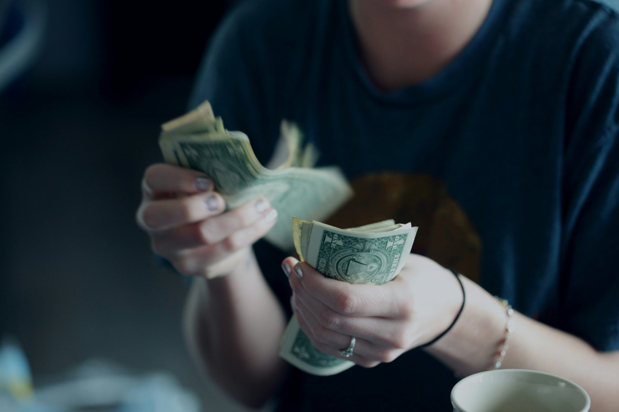 Οικονομικές συμβουλές μέσω TikTok προτιμούν οι νέοι – Η νέα γλώσσα του χρήματος