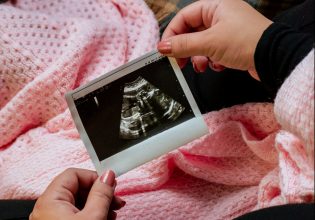 Η ελλιπής στήριξη της εργαζόμενης μητέρας βλάπτει τις καριέρες των γυναικών