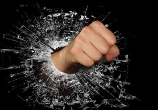 Τα ΜΑΤ χτυπάνε φοιτητές, οι αγρότες τη γροθιά στο τραπέζι, η οργή κόκκινο, στο Μαξίμου ας χτυπήσουν ξύλο