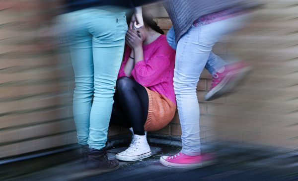 Θεσσαλονίκη: Παραδόθηκε η 15χρονη που χτύπησε συμμαθήτριά της – Απολογείται σήμερα