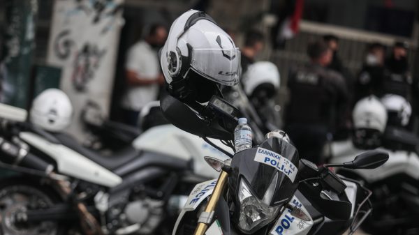 Οι έρευνες για τη σχέση του αντιεξουσιαστή με το οργανωμένο έγκλημα και οι αστυνομικοί πελάτες στο κατάστημά του