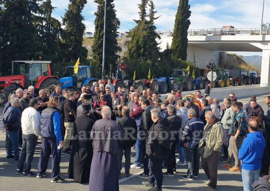 Αταλάντη: Μπλόκο αγροτών στην Εθνική Οδό Αθηνών-Λαμίας