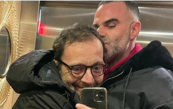 Αύγουστος Κορτώ: Παντρεύεται με τον σύντροφό του, η αγγελία γάμου