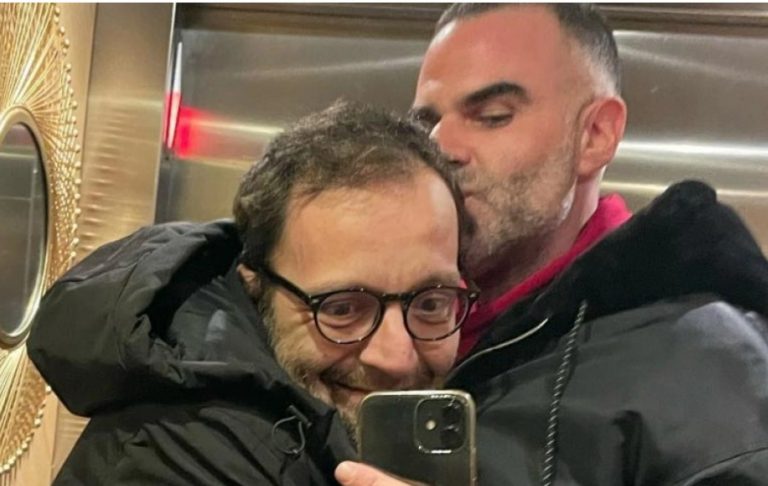 Αύγουστος Κορτώ: Παντρεύεται με τον σύντροφό του, η αγγελία γάμου