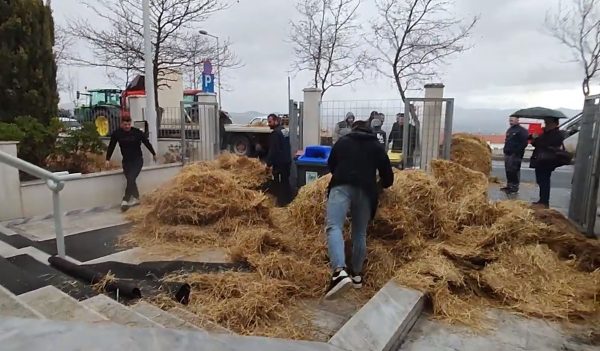 Άχυρα και…κοπριά στο κτίριο της Περιφέρειας Δυτ. Μακεδονίας από τους αγρότες της περιοχής