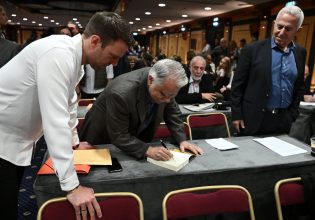 4ο συνέδριο ΣΥΡΙΖΑ: Το τιμητικό προεδρείο και οι δύο θέσεις που έμειναν κενές