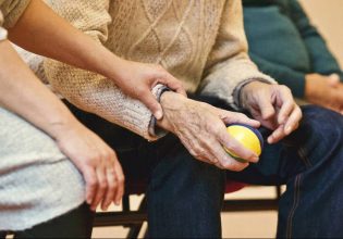 Συντάξεις γήρατος: 6 στους 10 κάτω από 1.000 ευρώ, 320.563 κάτω από το όριο της φτώχειας