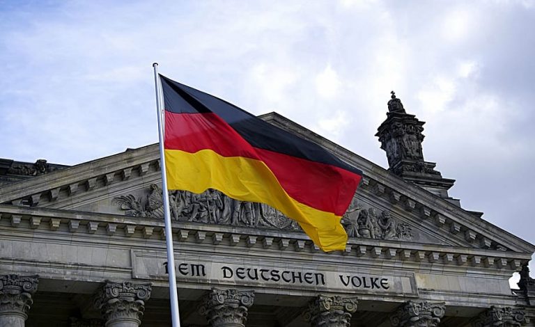 H οικονομία νοσεί και οι Γερμανοί υπουργοί διαφωνούν για το… φάρμακο