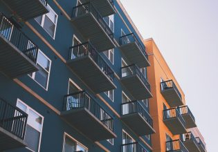 Τρεις λόγοι που η στεγαστική κρίση δεν έχει σημάνει -ακόμα- συναγερμό