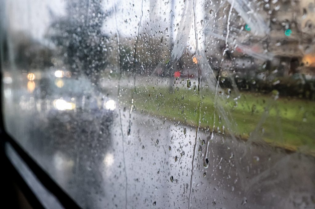 Καιρός: Τοπικές βροχές την Παρασκευή – Μικρή πτώση της θερμοκρασίας