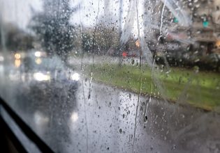Καιρός: Τοπικές βροχές την Παρασκευή – Μικρή πτώση της θερμοκρασίας