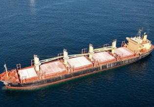 Χούθι: Χτύπησαν πλοίο που κινδυνεύει να βυθιστεί στα ανοιχτά της Υεμένης – «Καταρρίψαμε και αμερικάνικο drone»