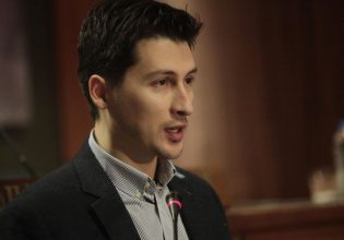 Χρηστίδης για ομόφυλα ζευγάρια: «Στηρίζουμε άρση των διακρίσεων, δεν δικάζουμε ούτε διχάζουμε»