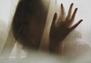 Φρίκη: Πατέρας κατηγορείται ότι βίαζε τις κόρες του – «Μας κατέστρεψες την παιδική ηλικία»