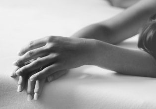 Θρίλερ στα Εξάρχεια: Γυναίκα βρέθηκε νεκρή – Ο σύντροφός της ειδοποίησε την αστυνομία