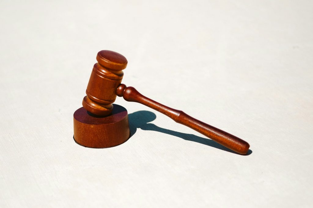 «Βαλβίδα» αποσυμπίεσης για τη δικηγορική αποχή το νομοσχέδιο για τη μεταφορά δικαστικής ύλης